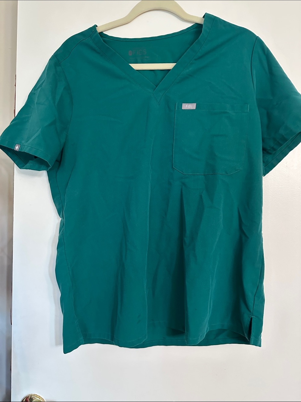 Figs women’s V-Neck Top in Teal Green
